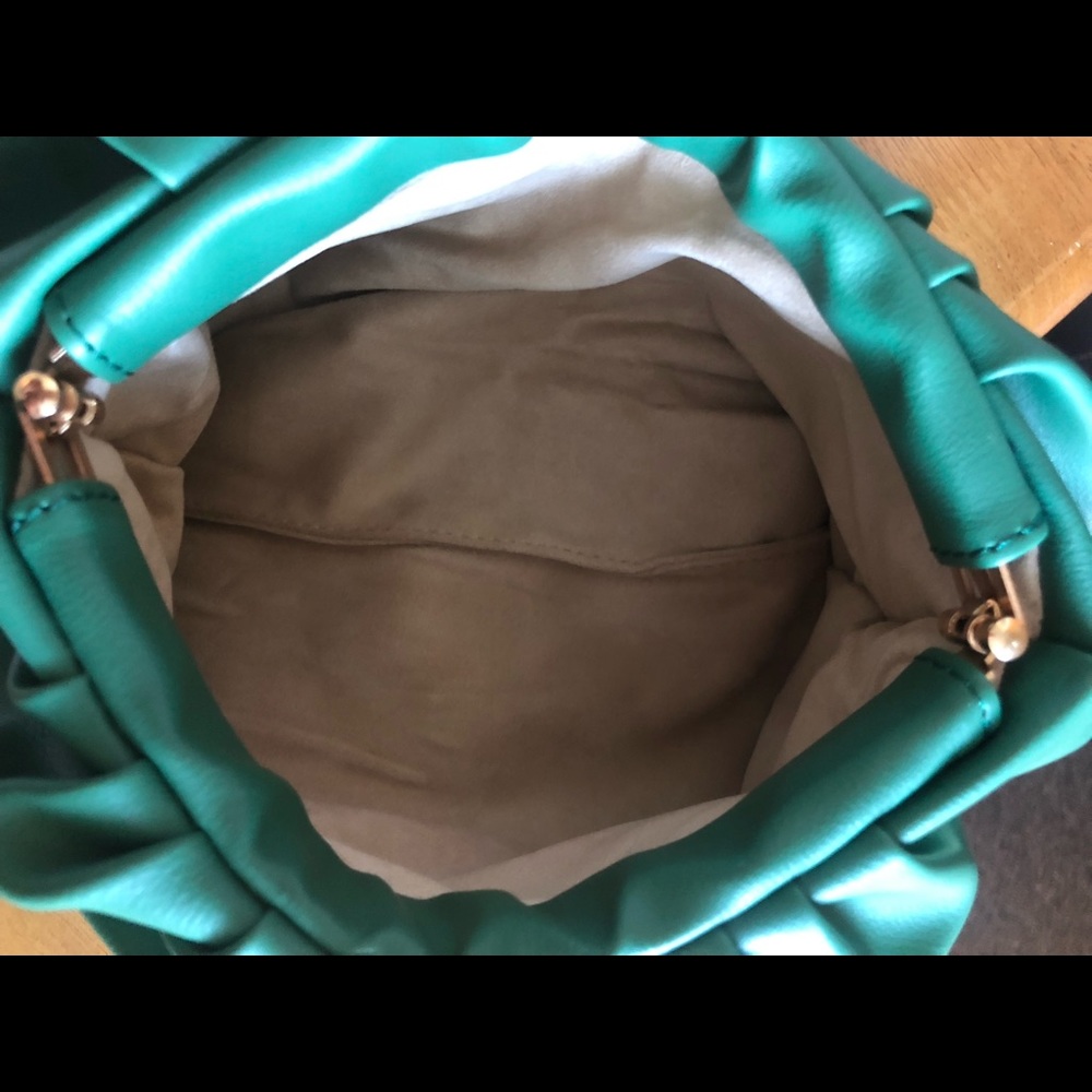 Design Wrinkled Cloud bag with thick Gold chain - Picture 5 of 5